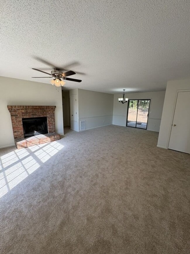 Building Photo - 11 Brookfield Dr