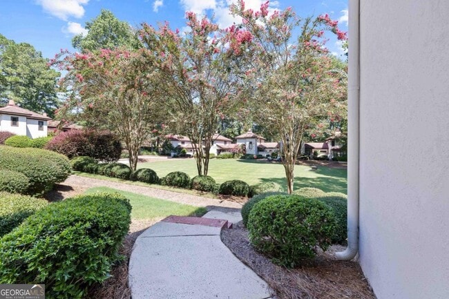 Building Photo - 1410 Club Dr