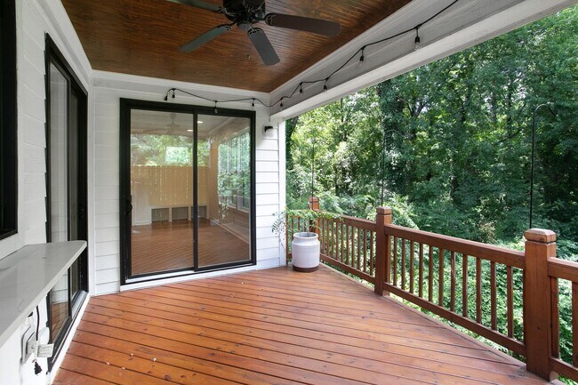 Building Photo - Modern Beauty In Charming Neighborhood!