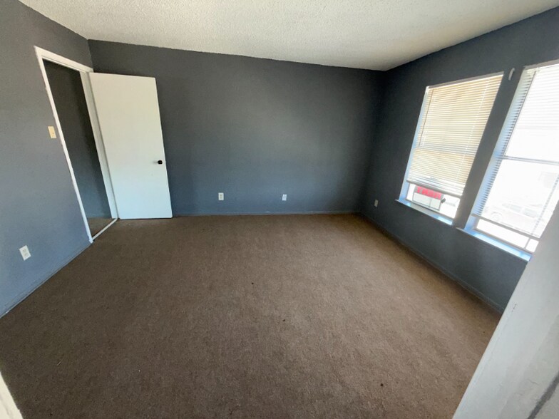 Building Photo - 7700 Creekbend Dr