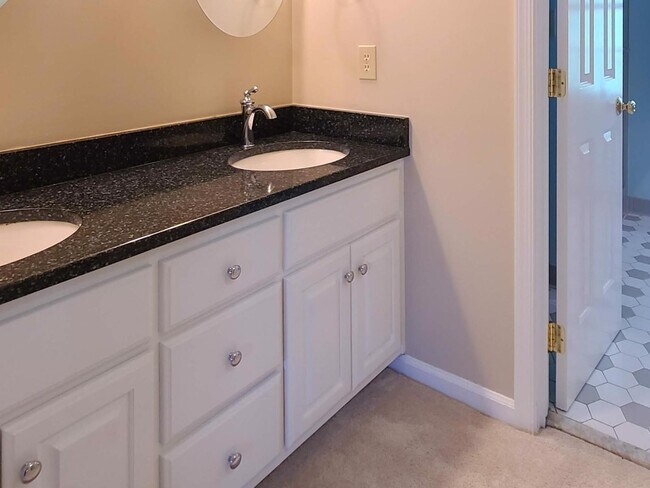Building Photo - 4 BR, 2.5 BA in Woodlake Crossing