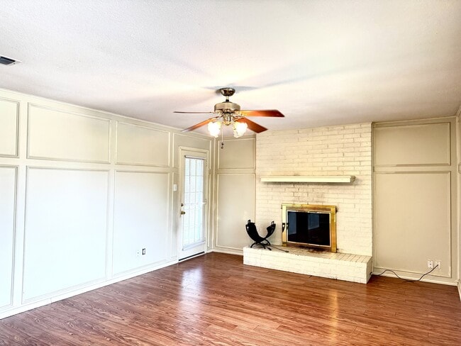 Building Photo - 2800 Shady Grove Dr