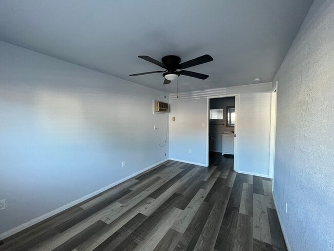 Building Photo - Great Downtown Location
