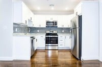 Building Photo - 2 Bed 1 Bath Available April 1- August 31 (with option to renew)