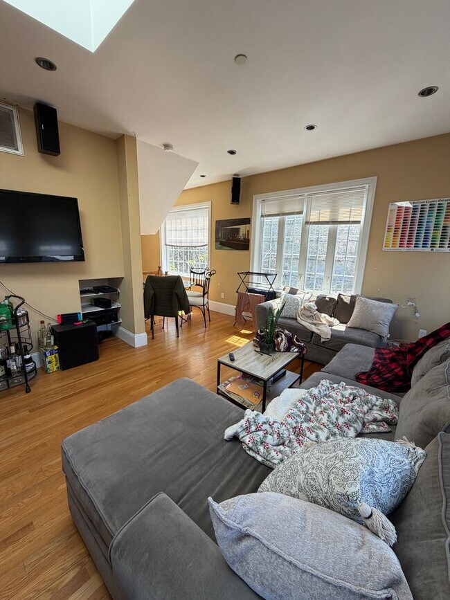 Building Photo - No Brokers Fee, One Months Rent-Free, Luxury Finishes, In-Unit Washer and Dryer, Central Heat/AC