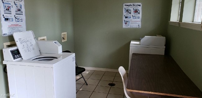 Building Photo - 2701 Logan Cir