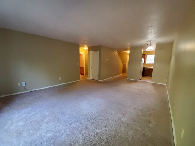 Building Photo - 4 Bedroom Available in July