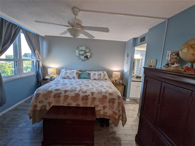 Building Photo - 2616 Cove Cay Dr