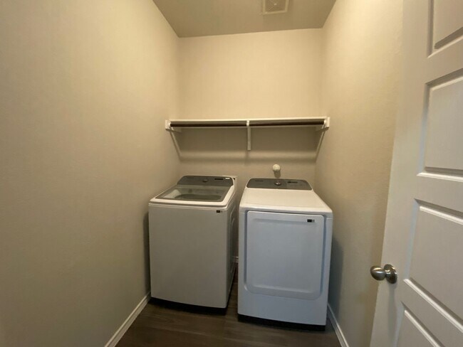 Building Photo - Spacious 4 Bedroom ~ Convenient to JBSA Ra...