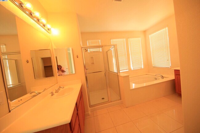 Building Photo - 1516 Whispering Oaks Way