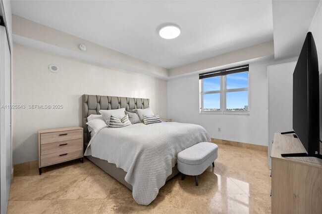 Building Photo - 19900 E Country Club Dr