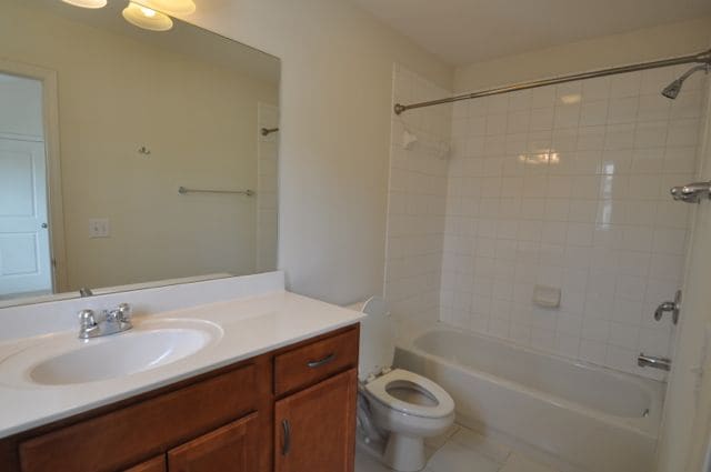 Full Bathroom #1 - 553 Rosedale Ave