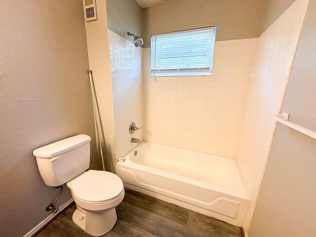 Building Photo - Windsor Park #317 - Pet Friendly!