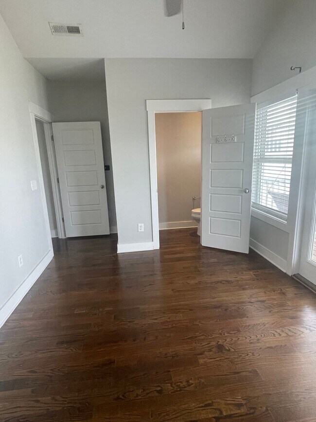 Building Photo - 1104A W Grove Ave