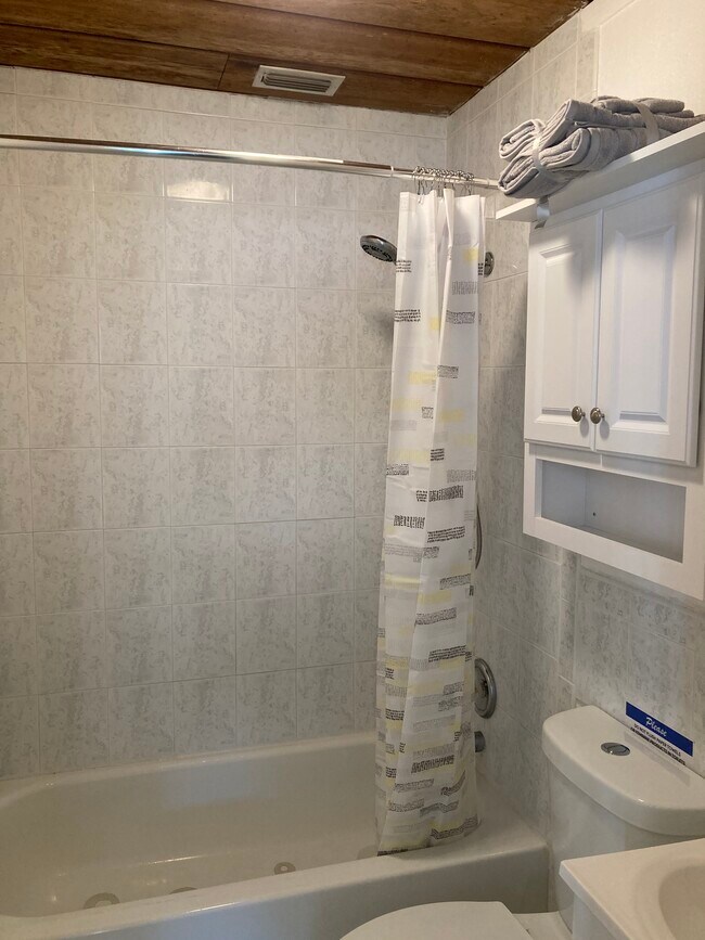 Building Photo - 15848 Lake Iola Rd