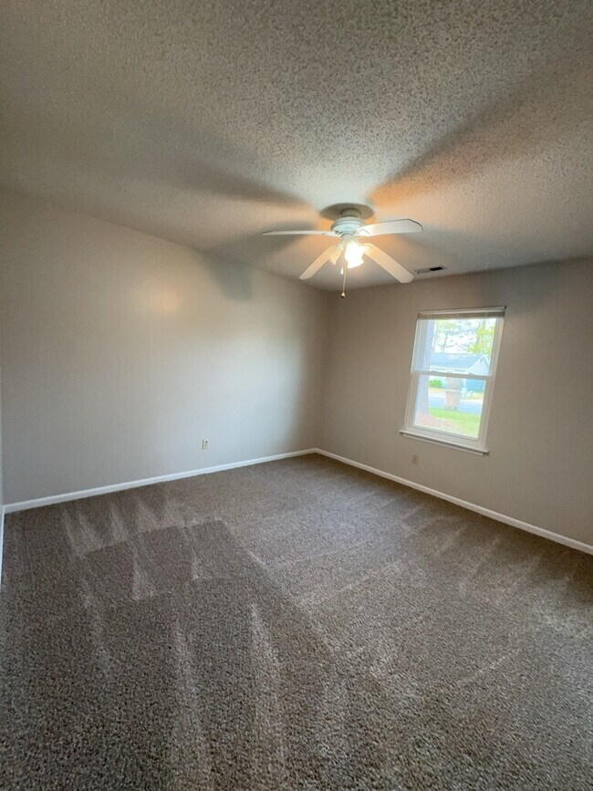 Building Photo - 233 Easy St