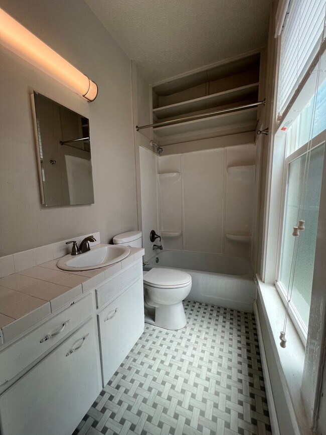 Building Photo - Newly Remodeled Modern 1-Bedroom Main Floor Apt