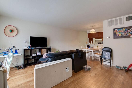 Building Photo - Walk to UT campus,  gorgeous remodeled unit