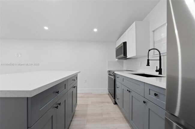 Building Photo - 129 SW 9th Ave