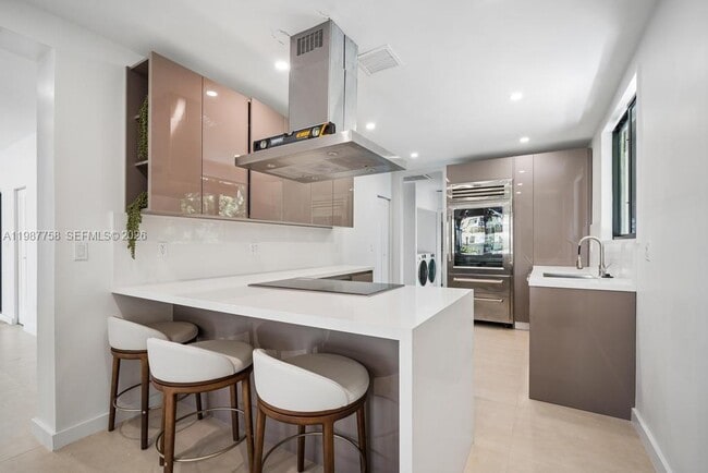 Building Photo - 5661 Pine Tree Dr