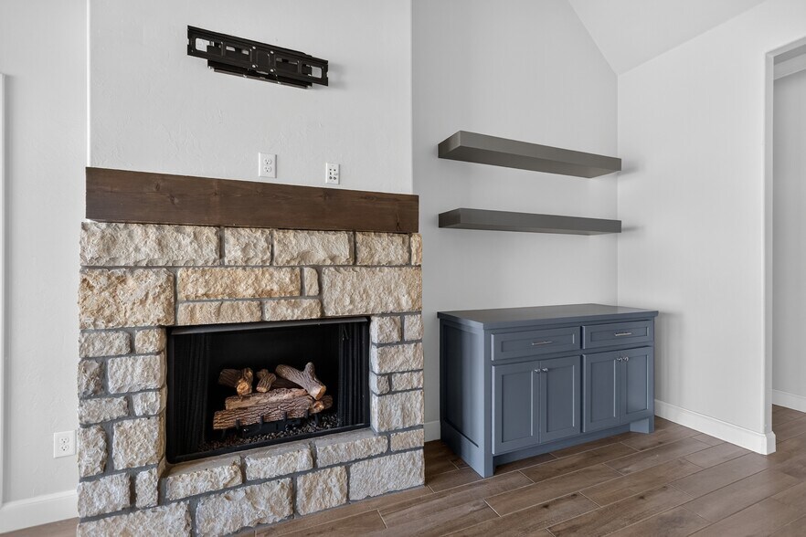 Building Photo - 709 Timber Trl