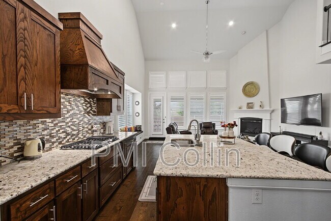 Building Photo - 8701 Fairway Ln