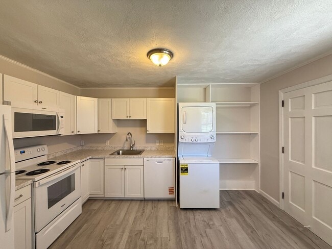 Building Photo - 831 Delmonte Dr NW