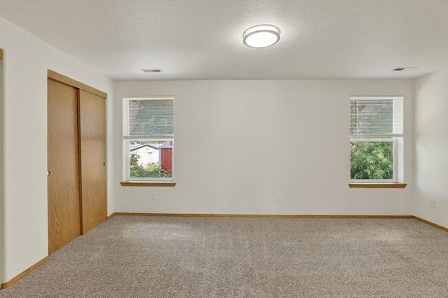 Building Photo - Great 2 story Townhome with Garage!