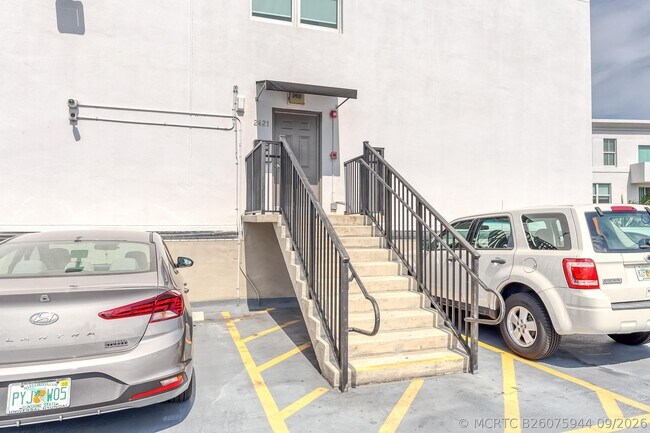 Building Photo - 2401 NE 65th St