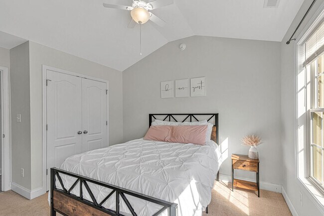 Building Photo - 218 Maidstone Dr