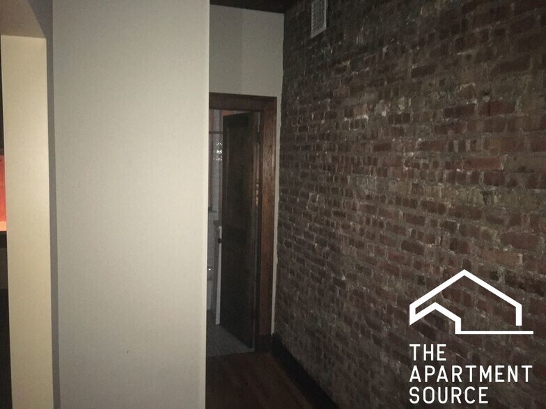 Building Photo - 4755 N Sawyer Ave