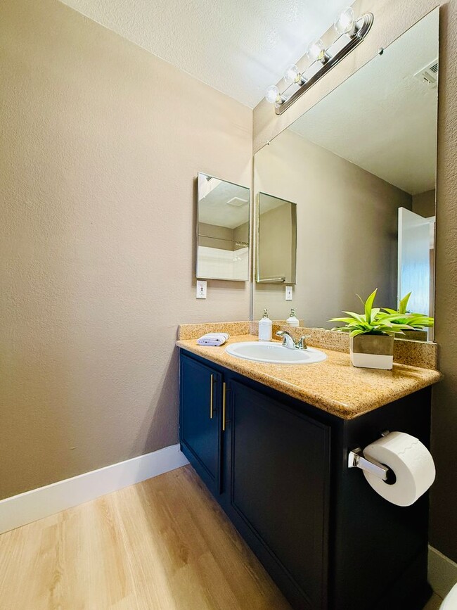 Building Photo - Charming 1-Bedroom Condo in the Heart of S...