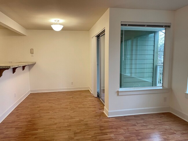 Building Photo - Beautiful 1 Bed 1 Bath Condo w/ Parking In...