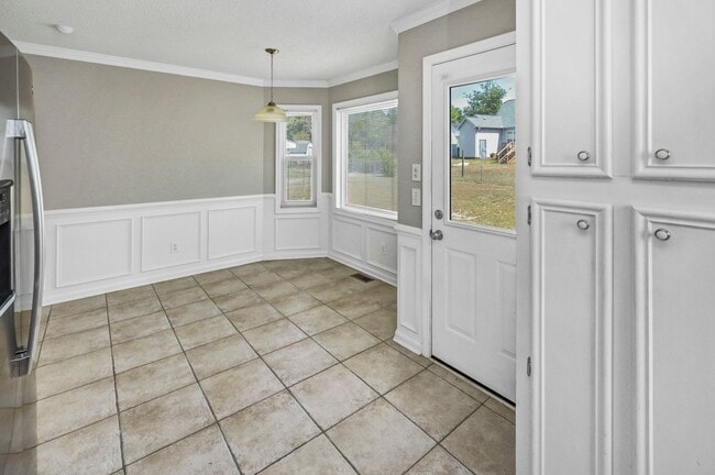 Building Photo - Refined 3-Bedroom Home with New LVP Flooring in Prime West Columbia Location!