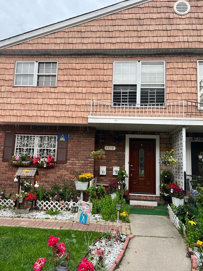 Primary Photo - 1212 Stanley Ave