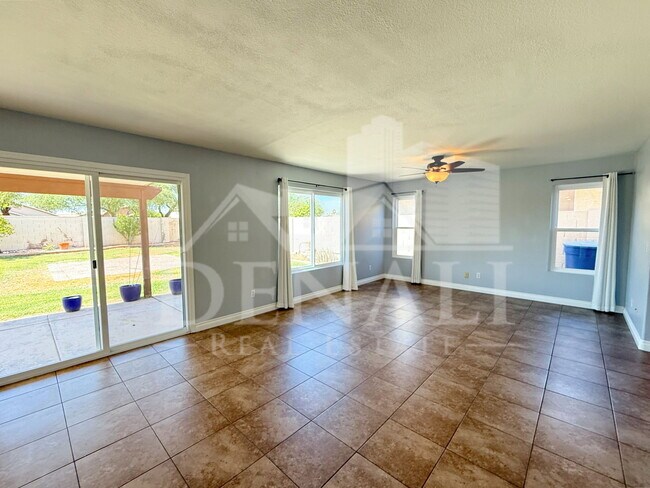 Building Photo - 1249 W Kelly Ln