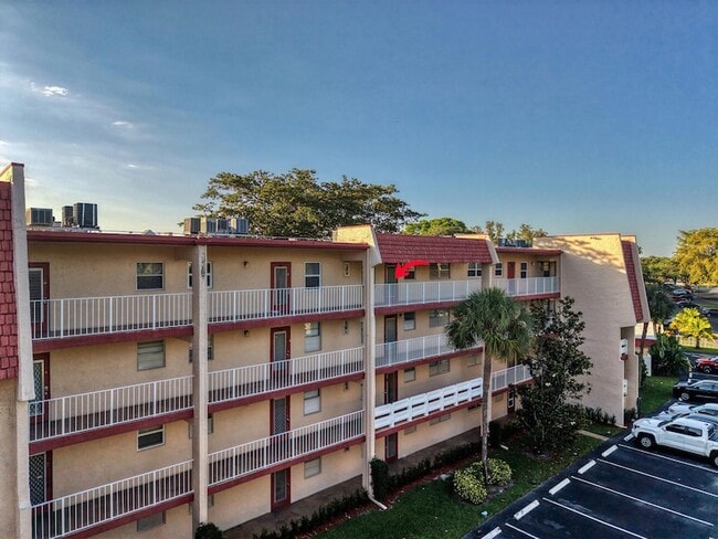 Building Photo - 1035 Country Club Dr
