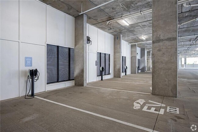 Building Photo - 3100 Lake Villa Dr