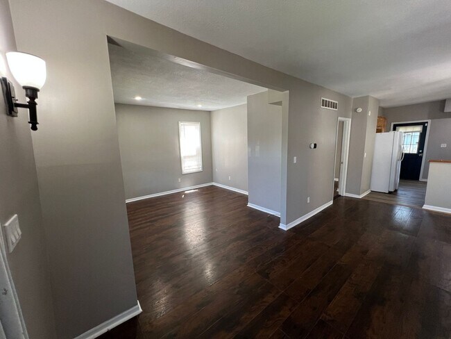 Building Photo - Charming 3-Bedroom Home in Washington Weat...