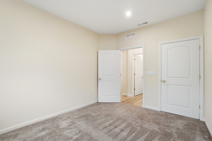 Building Photo - 1242 Fairstone Dr