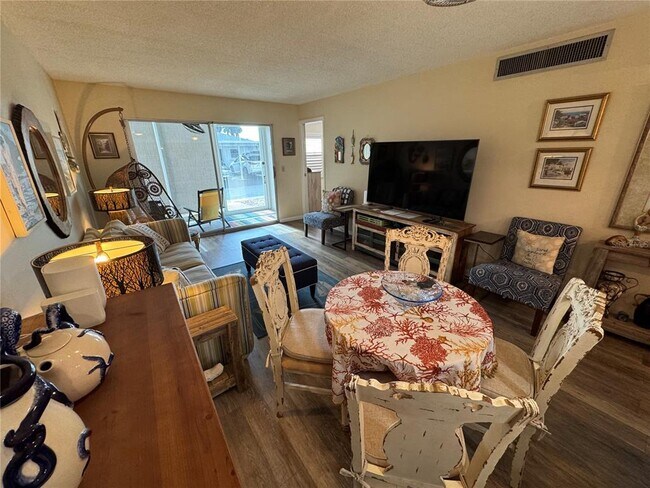 Building Photo - 1400 Tarpon Center Dr