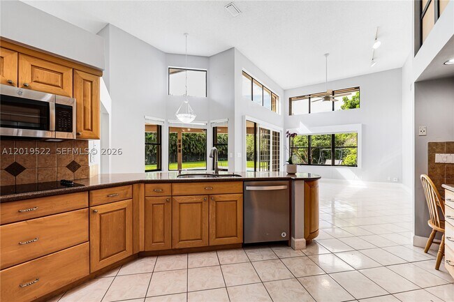 Building Photo - 1256 Manor Dr S