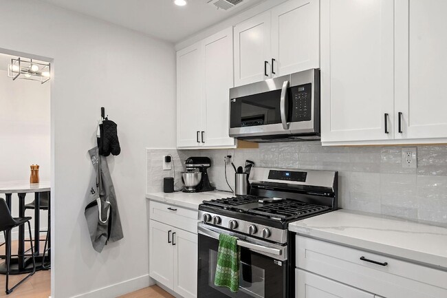 Building Photo - 8 17th St