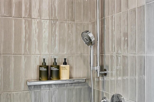 Building Photo - 610 Davis St