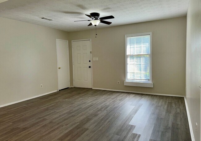 Building Photo - Updated 3 Bed Ranch on Quiet Cul-de Sac!