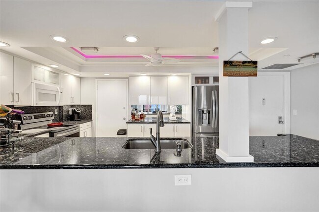 Building Photo - 1150 Hillsboro Mile Unit 1016