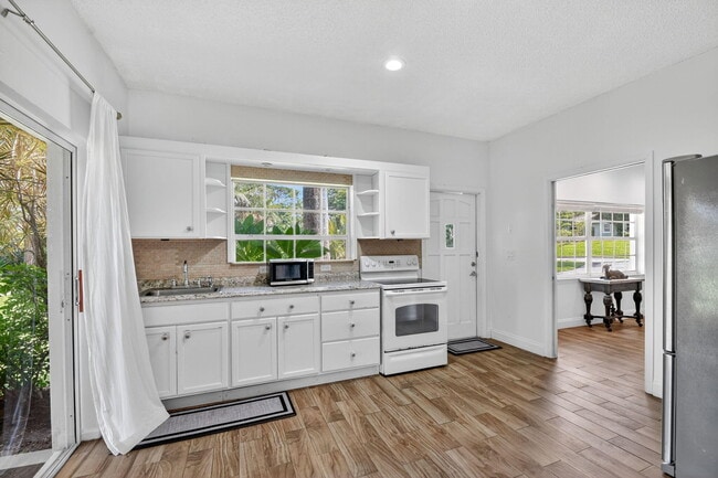 Building Photo - 6225 Pine Dr