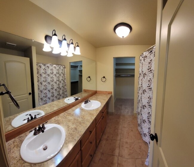 Building Photo - 3 bed, 2.5 bath townhome w/attached 2 car ...