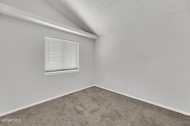 Building Photo - 10400 Valle Koki Dr