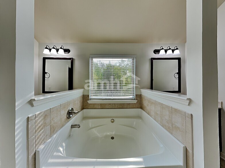 Building Photo - 272 Oak Branch Dr